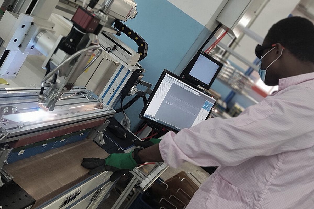 Battery pack assembly workstation